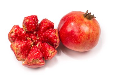 Beyaz arkaplanda izole edilmiş tatlı nar. 