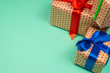 Yeşil arkaplanda hediye kutuları. 