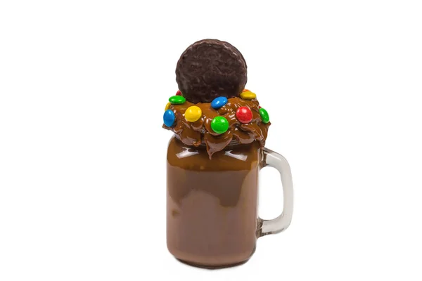 Čokoládový mléčný koktejl se šlehačkou, sušenkami, vaflemi — Stock fotografie