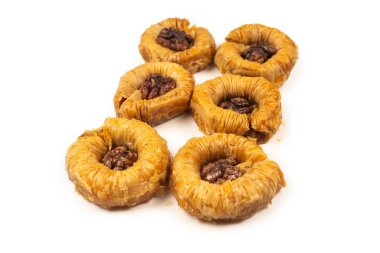 Beyaz arka planda izole edilmiş lezzetli baklava.
