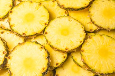 Ananas sulu sarı dilimler arka planda. Üst görünüm.