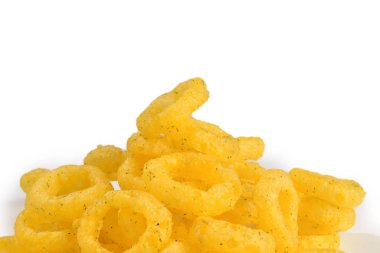 Beyaz arka planda izole snack halkalar