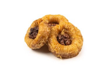 Beyaz arka planda izole edilmiş lezzetli baklava.