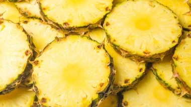 Ananas sulu sarı dilimler arka planda. Üst görünüm.