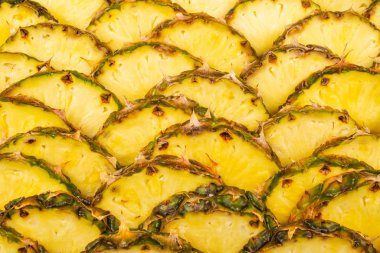 Ananas sulu sarı dilimler arka planda. Üst görünüm.