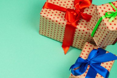 Yeşil arkaplanda hediye kutuları. 