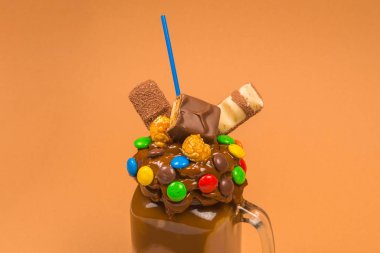 Krem şantili çikolatalı milkshake, kurabiye, waffle, servis