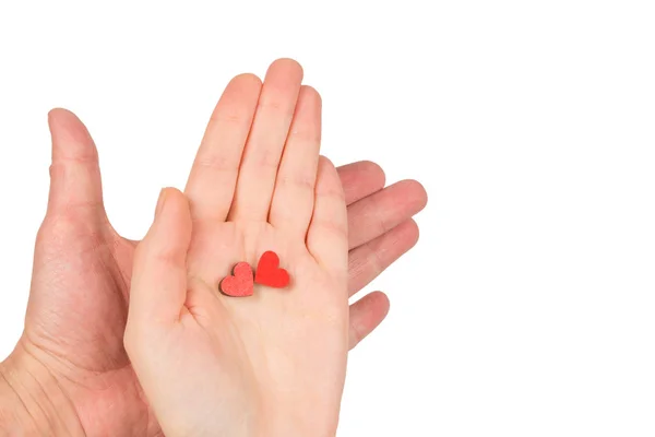 Corações vermelhos em mãos de casal isolado em branco. — Fotografia de Stock