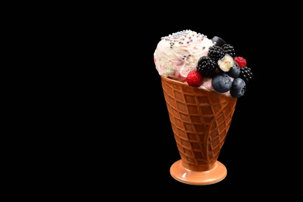 Ice cream with blueberries, blackberries and raspberries on a bl — Stock Photo, Image