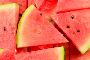 Sulu karpuz dilimleri arka planda. Üst görünüm. 