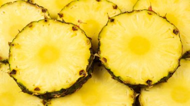 Ananas sulu sarı dilimler arka planda. Üst görünüm.