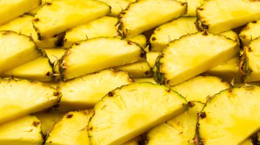 Ananas sulu sarı dilimler arka planda. Üst görünüm.