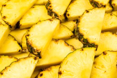Ananas sulu sarı dilimler arka planda. Üst görünüm.