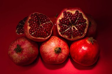 Kırmızı zemin üzerinde tatlı nar. 