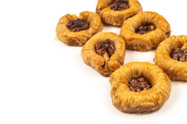 Beyaz arka planda izole edilmiş lezzetli baklava.
