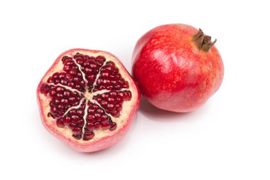 Beyaz arkaplanda izole edilmiş tatlı nar. 