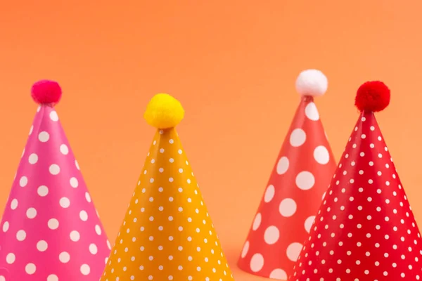 주황색 배경에 화려 한 생일 모자. — 스톡 사진