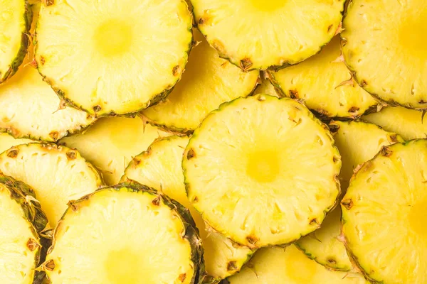 Ananas sulu sarı dilimler arka planda. Üst görünüm.