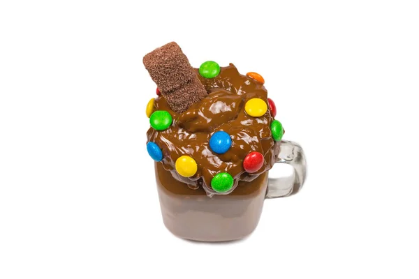 Milkshake de chocolate com chantilly, biscoitos, waffles, servido — Fotografia de Stock