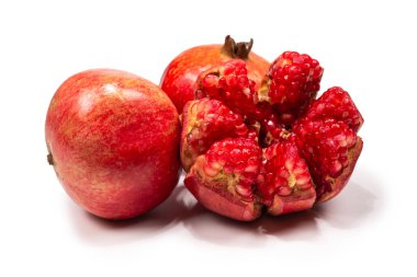 Beyaz arkaplanda izole edilmiş tatlı nar. 