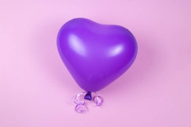 Mor arkaplanda mor balon. 