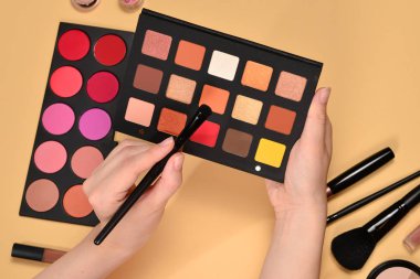 Kadın elinde göz farı paleti. Profesyonel makyaj ürünleri w