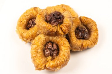 Beyaz arka planda izole edilmiş lezzetli baklava.