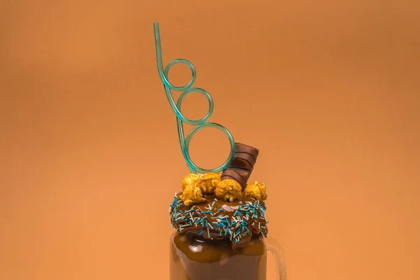 Koktajl czekoladowy z bitą śmietaną, ciasteczka, gofry, podawane — Zdjęcie stockowe