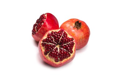 Beyaz arkaplanda izole edilmiş tatlı nar. 