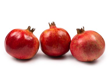 Beyaz arkaplanda izole edilmiş tatlı nar. 