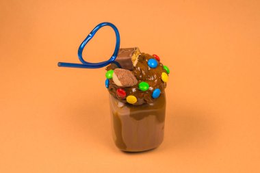 Krem şantili çikolatalı milkshake, kurabiye, waffle, servis