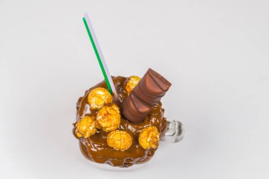Krem şantili çikolatalı milkshake, kurabiye, waffle, servis