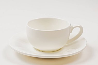 Beyaz arkaplanda izole edilmiş beyaz kupa. 