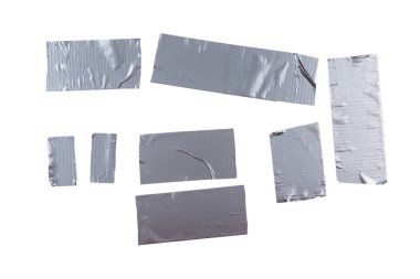 Beyaz arka planda izole edilmiş gümüş koli bandı parçaları. 
