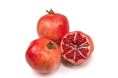 Beyaz arkaplanda izole edilmiş tatlı nar. 