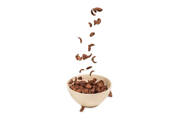 Płatki kukurydziane czekoladowe spadające do białej miski izolowane na białym — Zdjęcie stockowe