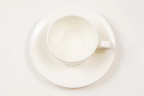 Tasse blanche isolée sur fond blanc. — Photo