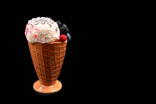 Fagylalt áfonyával, szeder és málna a BL — Stock Fotó