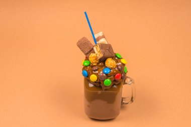 Krem şantili çikolatalı milkshake, kurabiye, waffle, servis