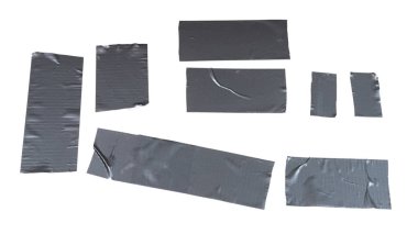 Beyaz arka planda izole edilmiş gümüş koli bandı parçaları. 