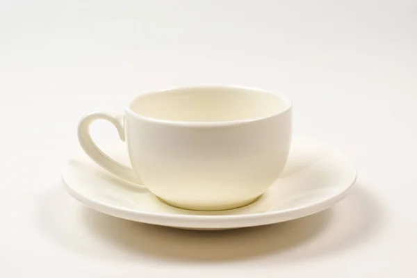 흰 바탕에 분리되어 있는 흰 컵. — 스톡 사진