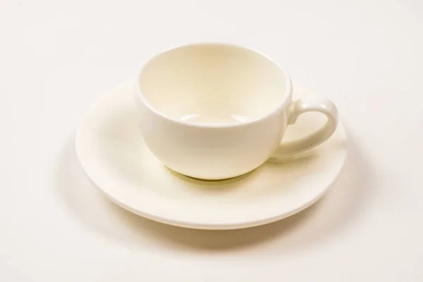 Белая чашка на белом фоне. — стоковое фото