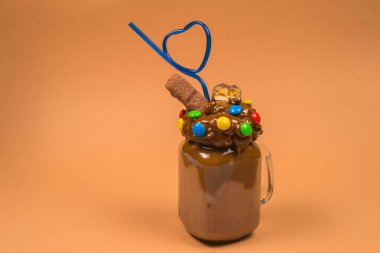 Krem şantili çikolatalı milkshake, kurabiye, waffle, servis