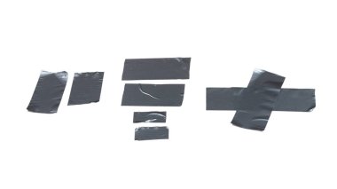 Beyaz arka planda izole edilmiş gümüş koli bandı parçaları. 