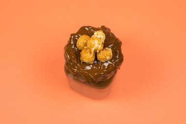 Krem şantili çikolatalı milkshake, kurabiye, waffle, servis