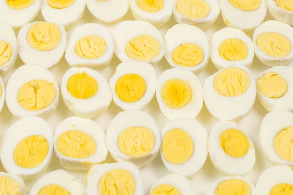 Halva kokta ägg bakgrund. — Stockfoto