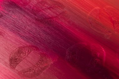 Ruj izi. Işıktan koyu renk ruj dokusuna.  