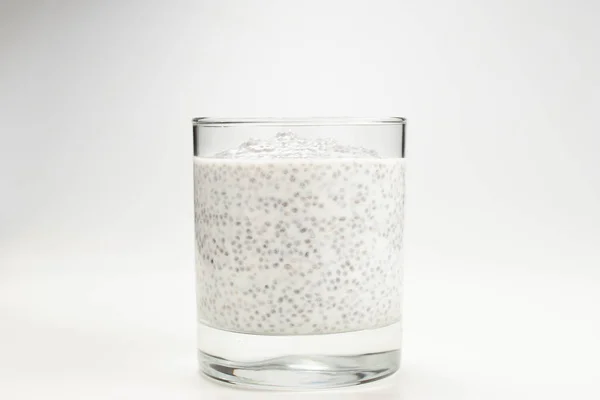 Chia Pudding im Glas auf weißem Hintergrund. Raum für Text oder — Stockfoto