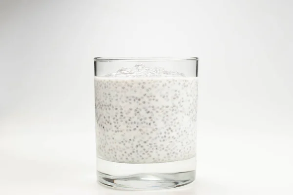 Chia pudding in glas op een witte achtergrond. Ruimte voor tekst of — Stockfoto