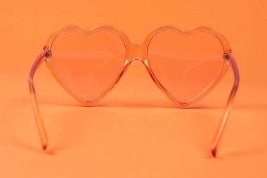 Yaz şapkası turuncu arka planda pembe saçların üzerinde yatıyordu.. 